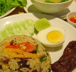 ข้าวผัดเนื้อเค็มแดดเดียว