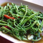 กรอบดับร้อนกับผักกระเฉดผัดน้ำมันหอย