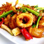 เคี้ยวหนึบกับ“ปลาหมึกชุบแป้งทอดผัดไข่เค็...